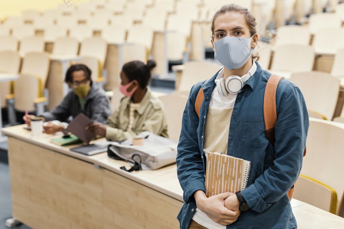 男人戴着医用口罩的学生画像年轻的成年人大学生活方式学术