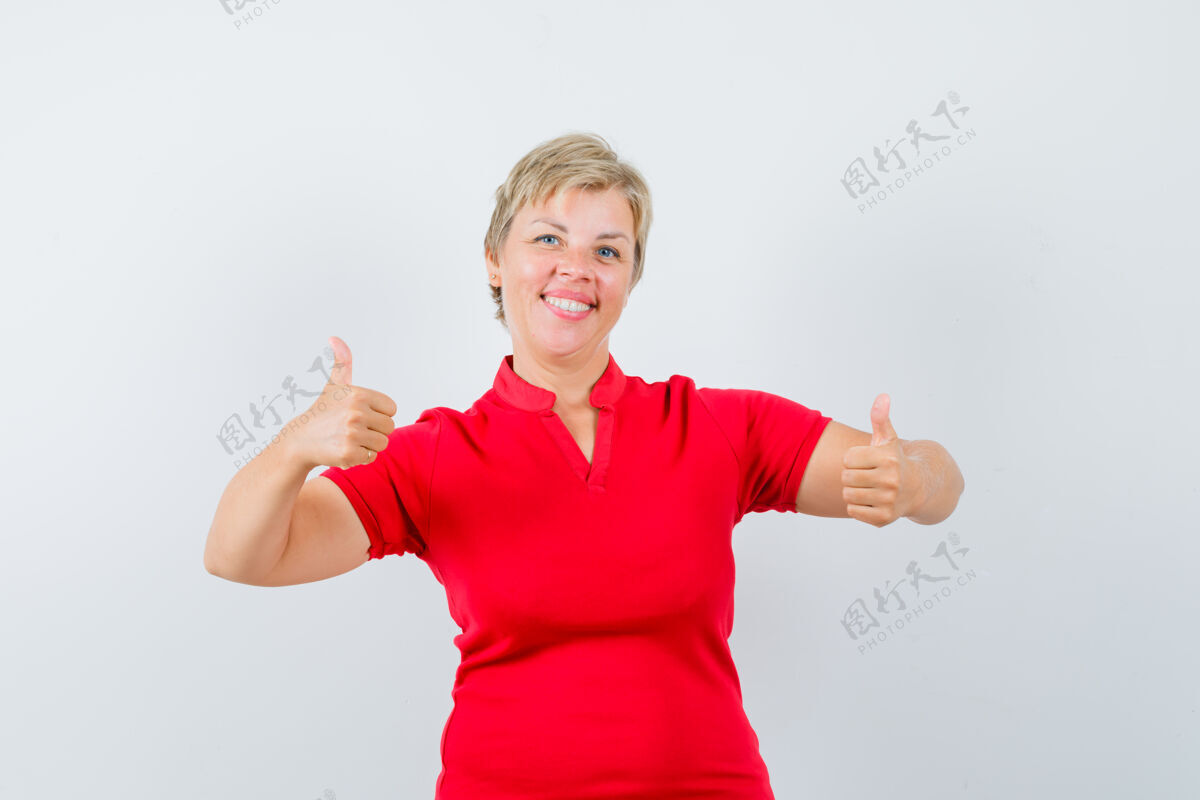 白发穿红色t恤的成熟女人竖起大拇指 看起来很自信女性双重女人