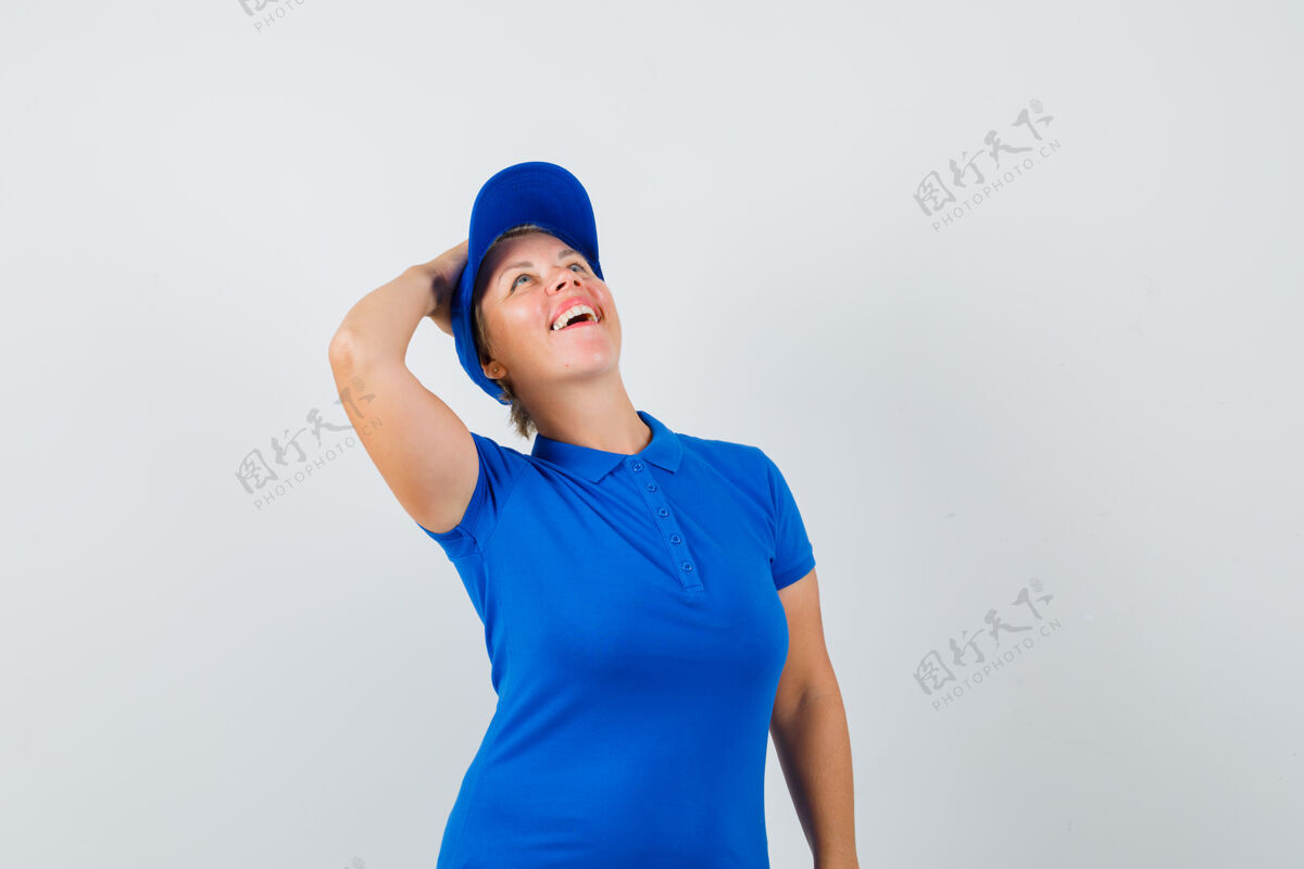 蓝色一个穿着蓝色t恤 手拉着手的成熟女人 看起来很开心可爱帽子抱着