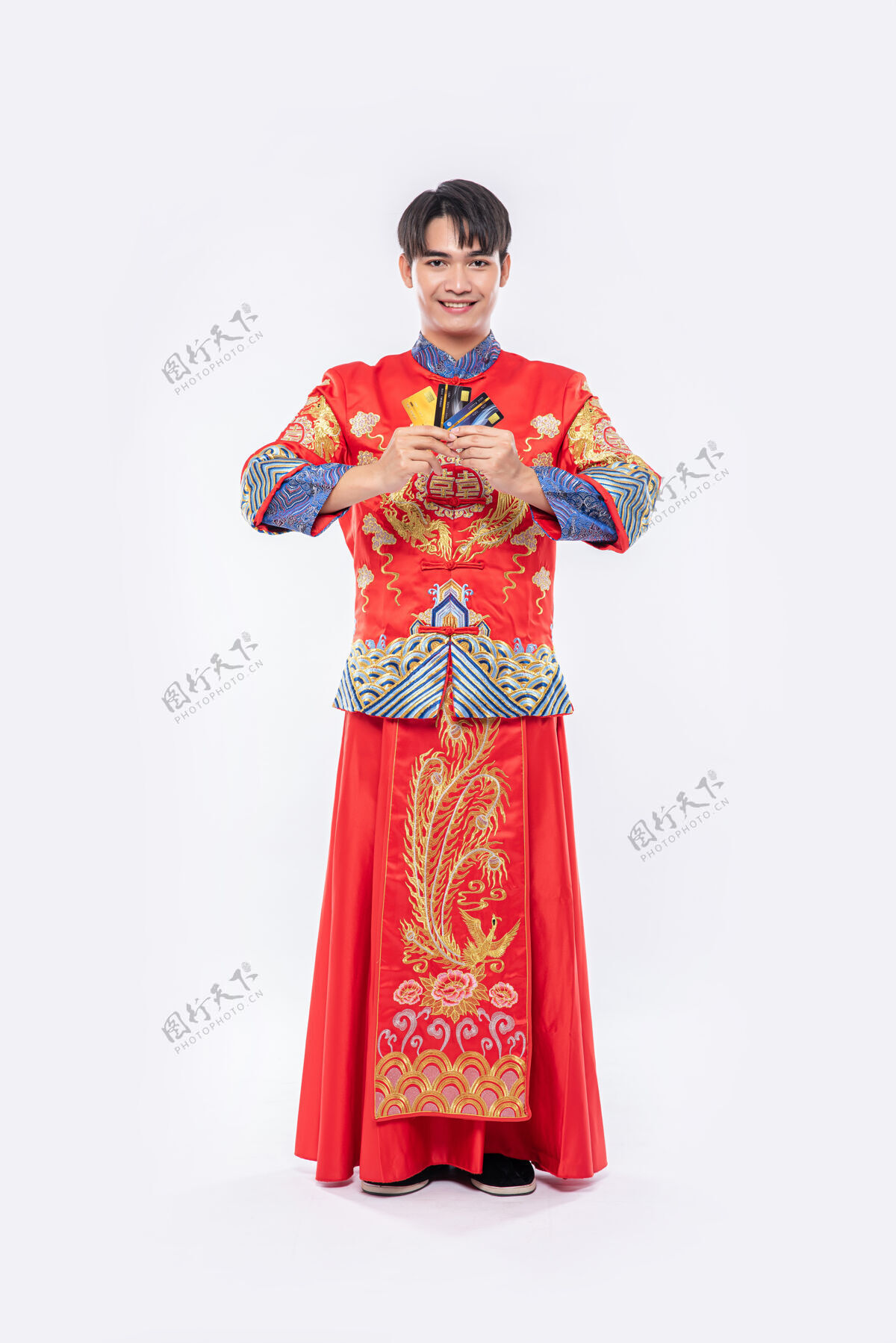 红色礼物穿旗袍的男人在春节期间带着几张信用卡去购物中国文化团结中国新年