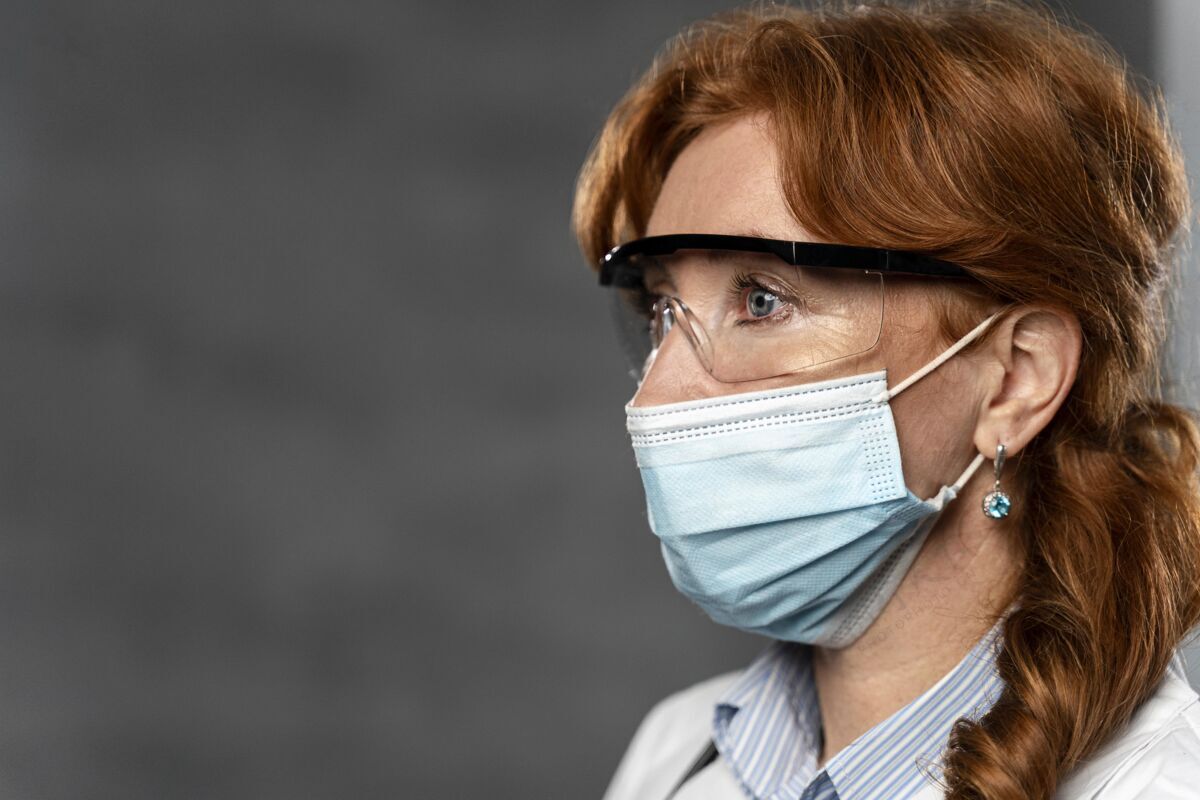面罩带医用面罩和复印空间的女医生侧视图医生工作工作