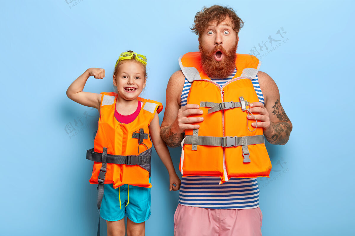 爸爸穿着安全救生衣的父女俩将在水上进行极端活动震惊的大胡子姜男盯着镜头父亲恐惧水平