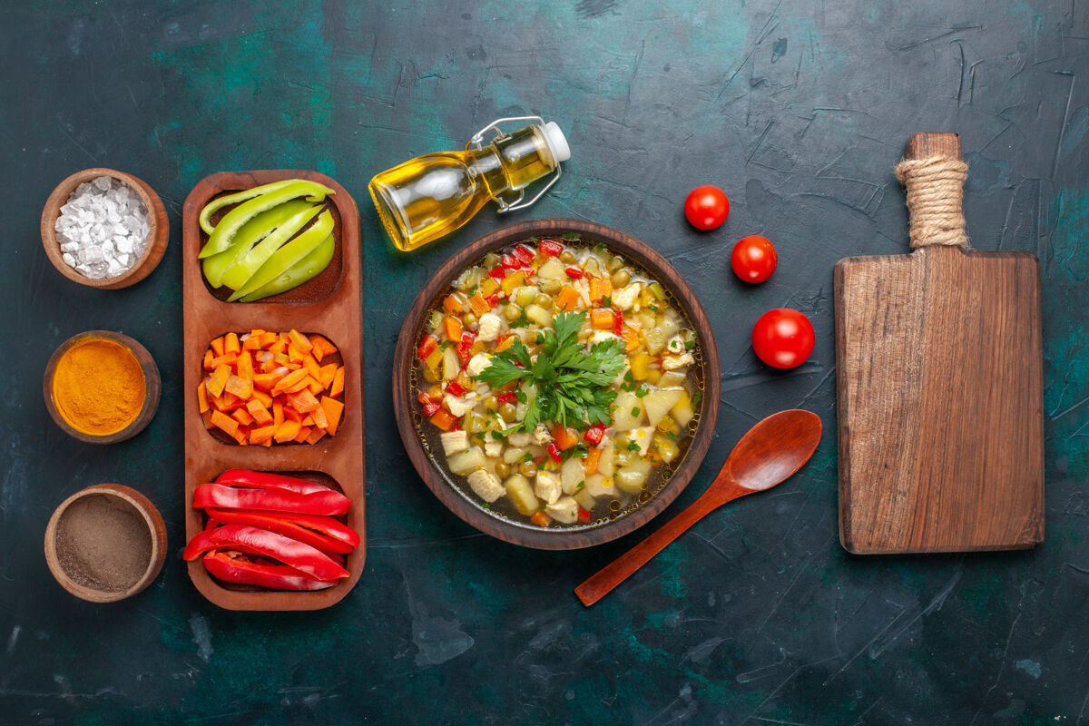 餐厅俯瞰美味的蔬菜汤与不同的配料和调味料对黑暗的桌子汤蔬菜酱食品热食一餐景观汤配料
