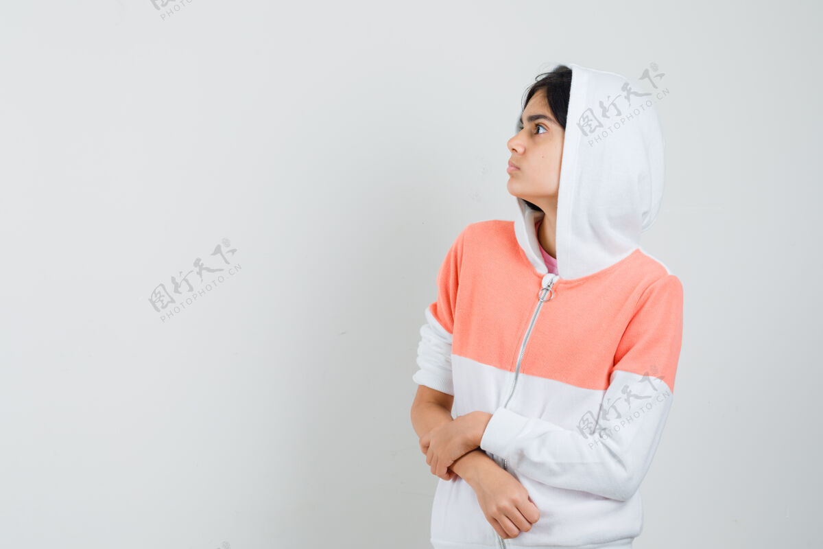 外观一个穿着白色夹克的少女 手放在胳膊上 一边看一边情感青少年时尚