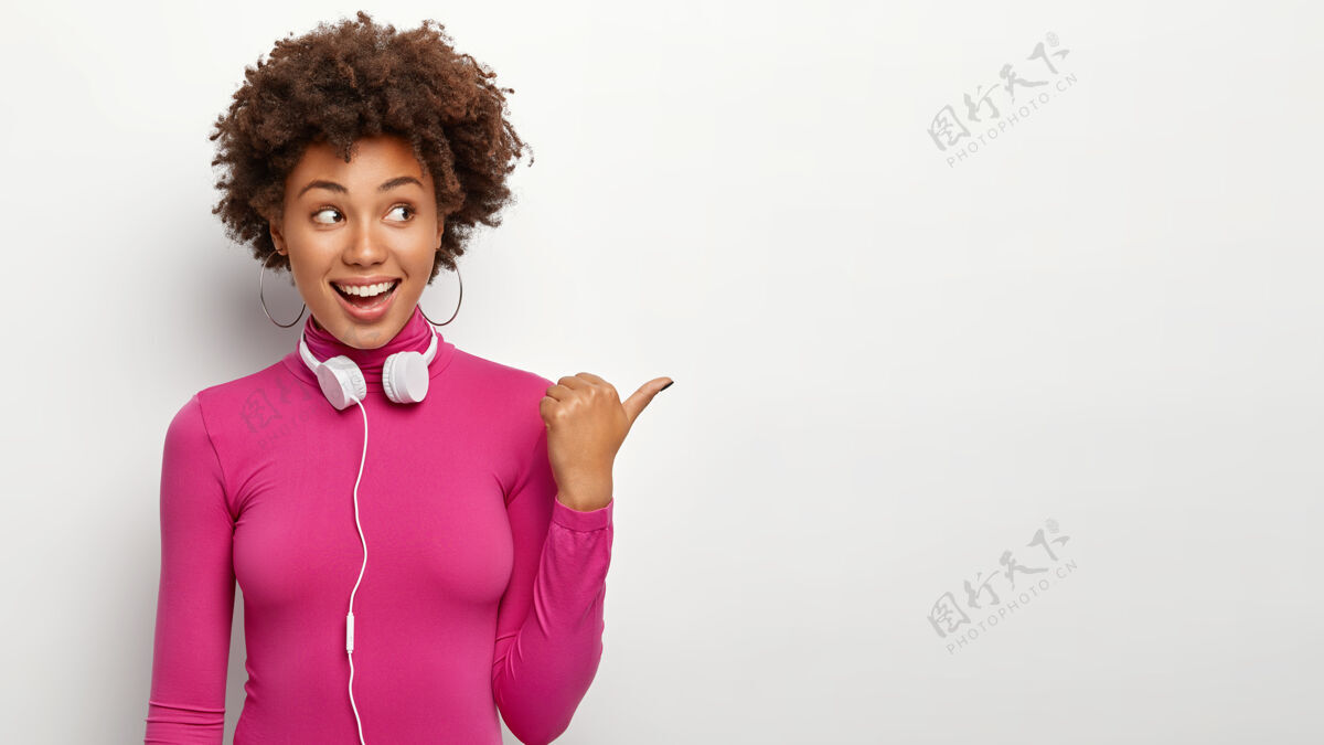 罗西皮肤黝黑可爱的少女有着卷曲的非洲头发 看起来很快乐音频音乐无忧无虑