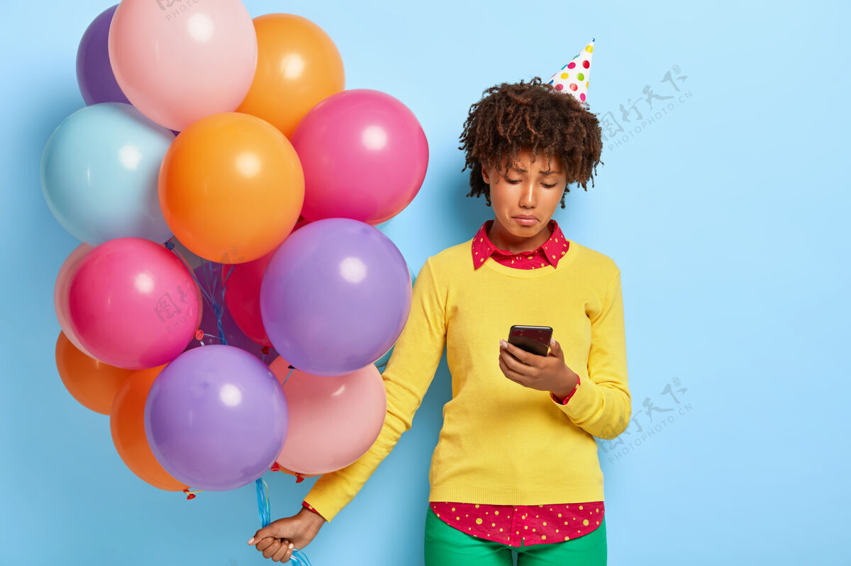 沮丧闷闷不乐的黑皮肤女人在生日那天感到难过 没有收到男朋友的祝贺小玩意场合庆祝