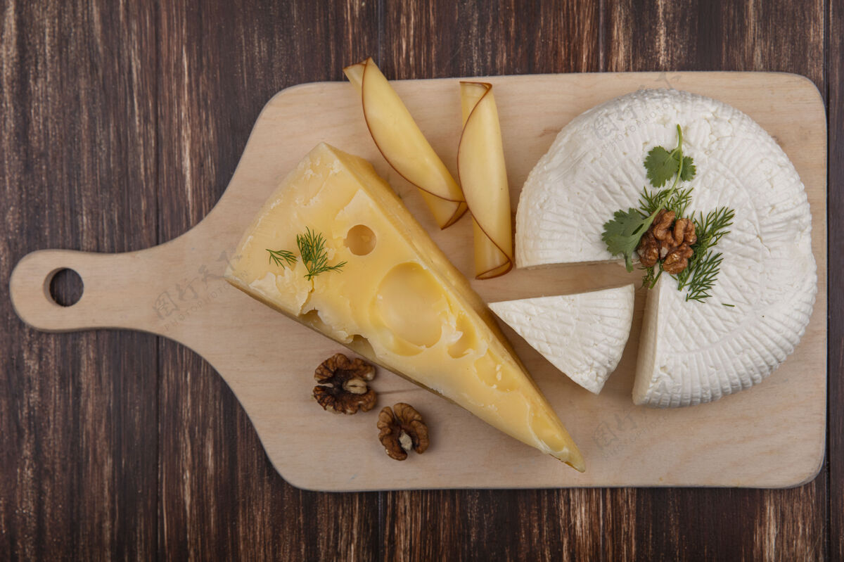 费塔俯视玛斯丹和费塔奶酪与坚果站在一个木制的背景奶酪切达坚果