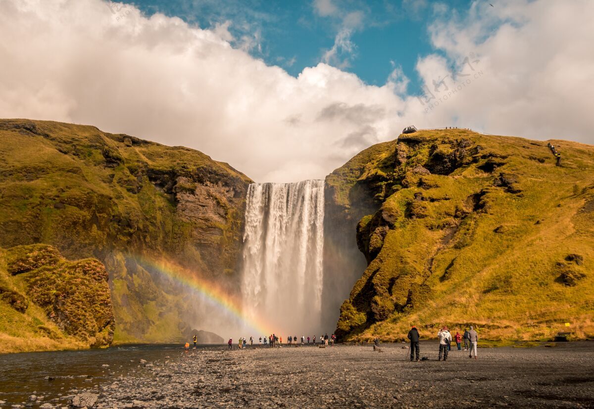 自然在冰岛斯科加福斯 人们站在瀑布边的彩虹旁的美丽照片虹山天