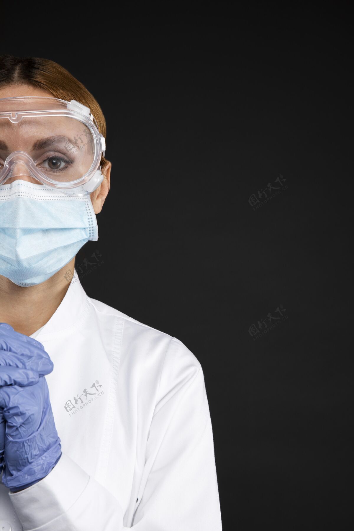 健康女医生戴着防护医疗器械设备病毒大流行