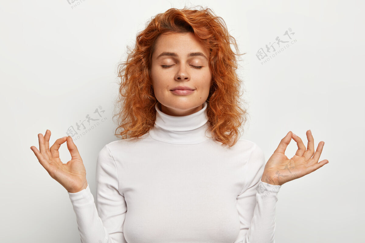 闭合静谧放松的美女写真模特练习瑜伽闭眼冥想呼吸衣服Mudra