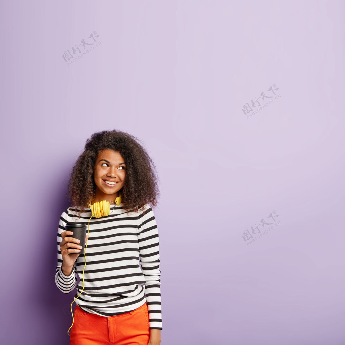 条纹一个留着非洲发型的快乐女人喝外卖咖啡或茶女性满意乐观