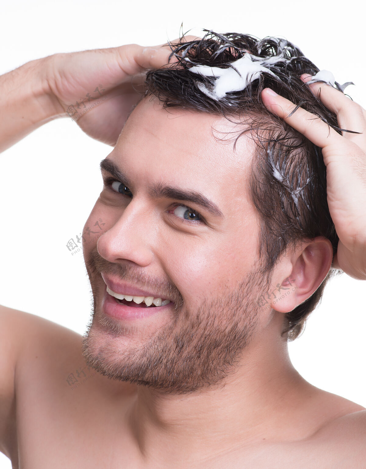 洗脸特写肖像年轻快乐微笑的男人用洗发水洗头-隔离在白色大笑胡茬胡须