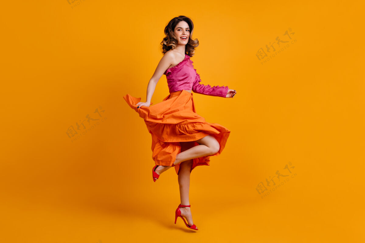欢笑穿着鲜艳裙子的快乐女人在跳舞浪漫能量乐趣