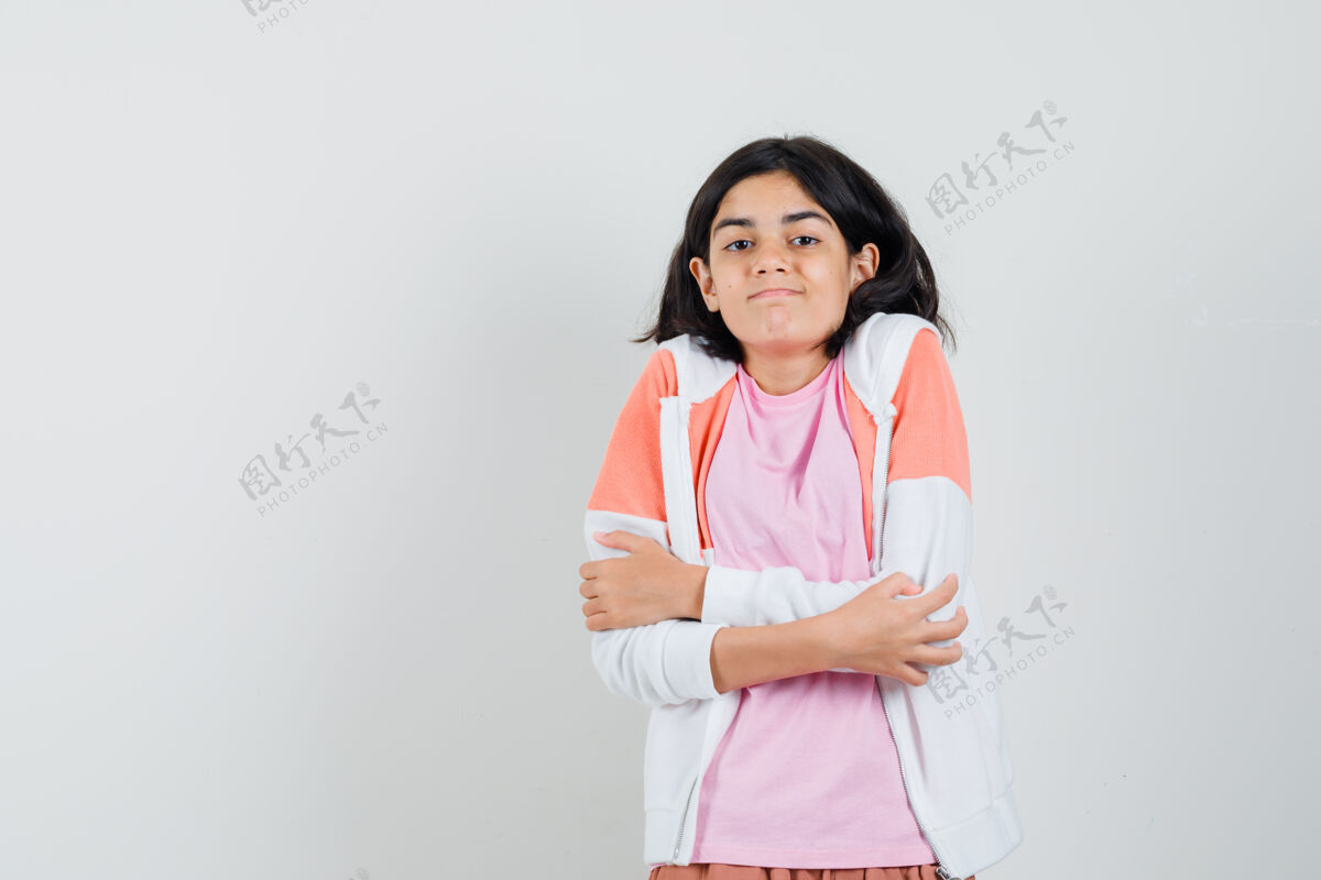 年轻穿着夹克 粉色衬衫的少女拥抱着自己 看上去很可爱青少年女性她自己