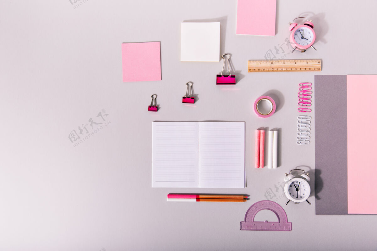 背面一套粉红色办公用品 贴在隔离墙上办公室配件用品