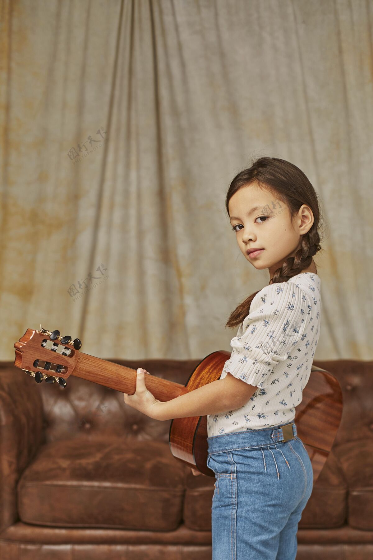 天才在家弹吉他的小女孩年轻乐器吉他手