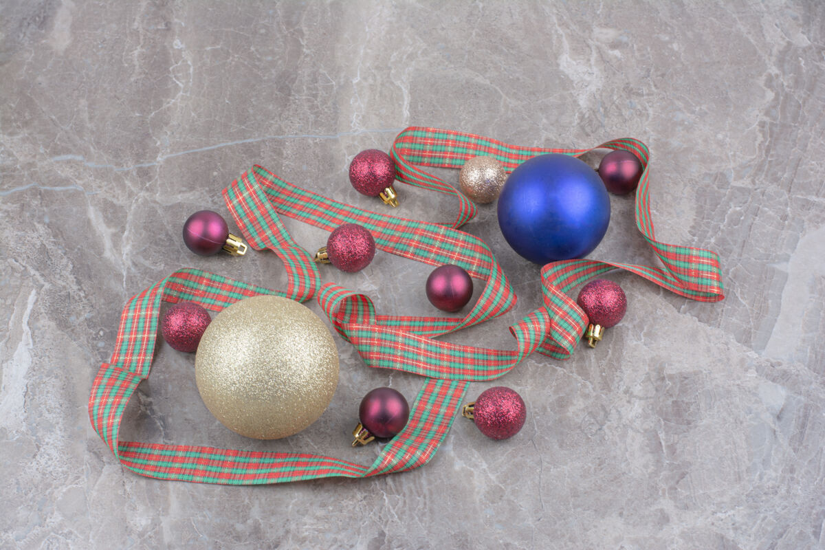弓带漂亮蝴蝶结的圣诞装饰球圣诞球圣诞弓装饰品