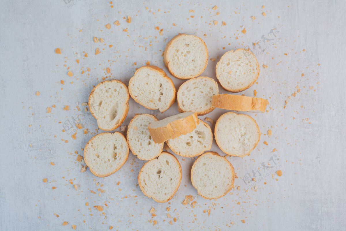 切片大理石背景上的圆形新鲜白面包面包片面包食品