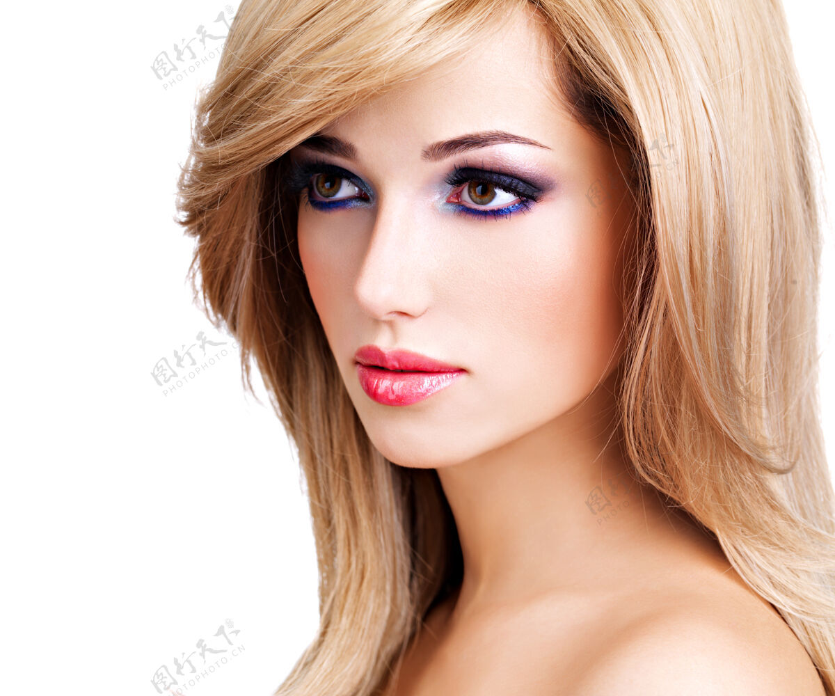 性感一位留着白色长发的美丽年轻女子的特写肖像时装模特在白墙上摆姿势姿势女人化妆