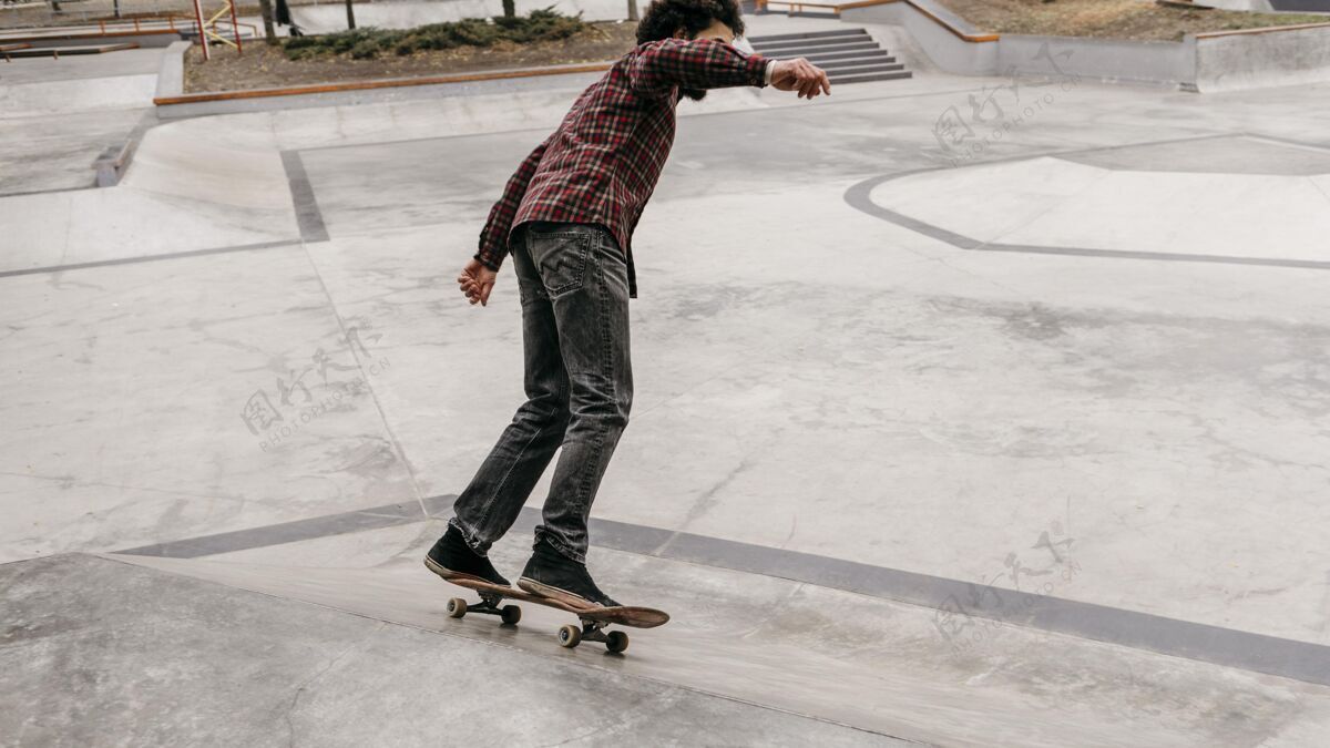 城市在公园外面玩滑板的人成人自然公园