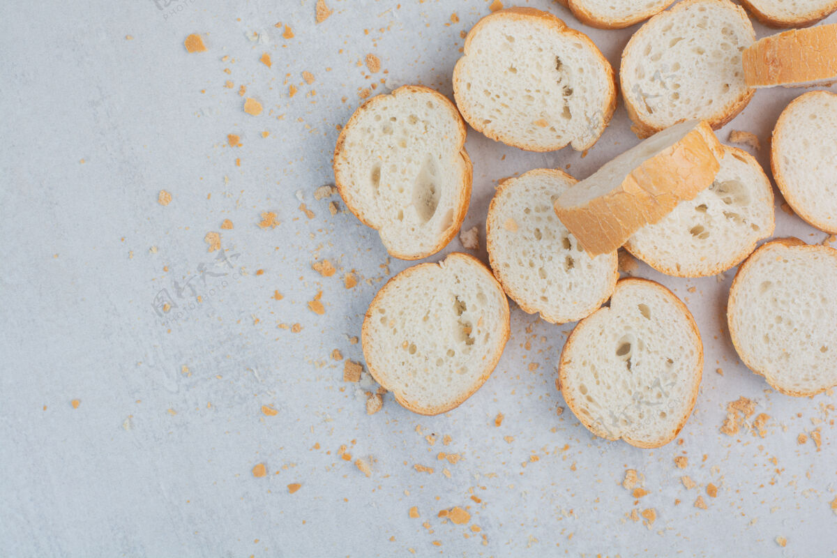 糕点大理石背景上的圆形新鲜白面包食品馒头面包房