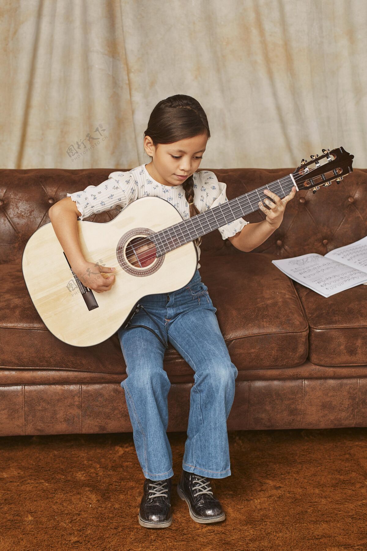 天才小女孩在家学吉他学习小艺术家