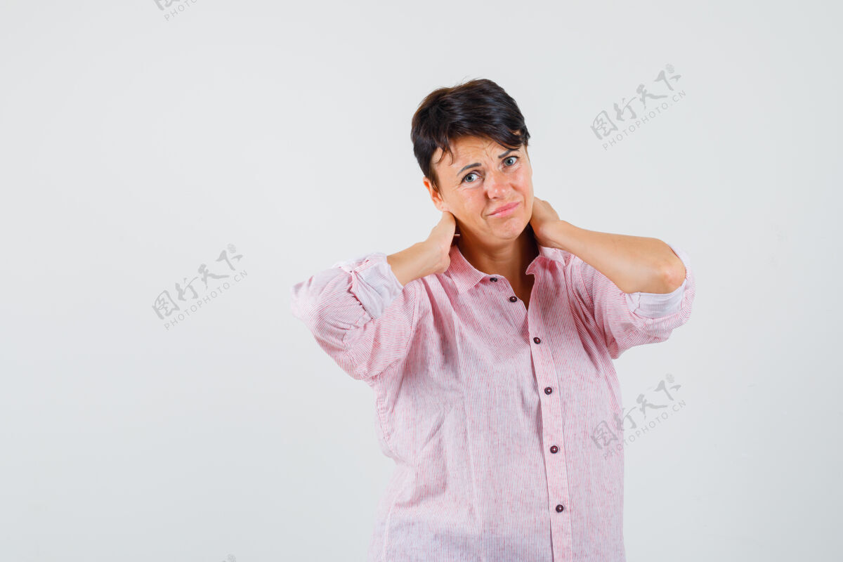 疾病女的手放在脖子上 穿着粉色衬衫 看起来很绝望 前视图护士女人年轻人