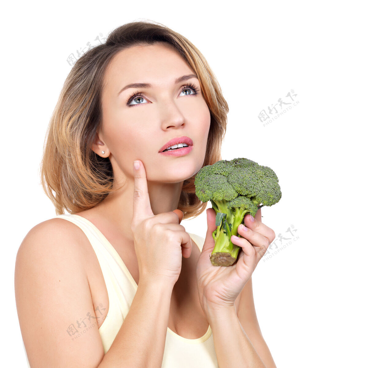 西兰花美丽健康的年轻女子手拿花椰菜-白色隔离思考肖像拇指