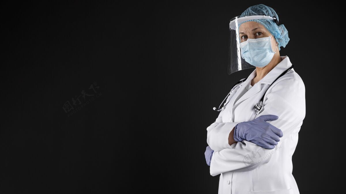 佩戴女医生戴着大流行医疗器械护理流行病保健