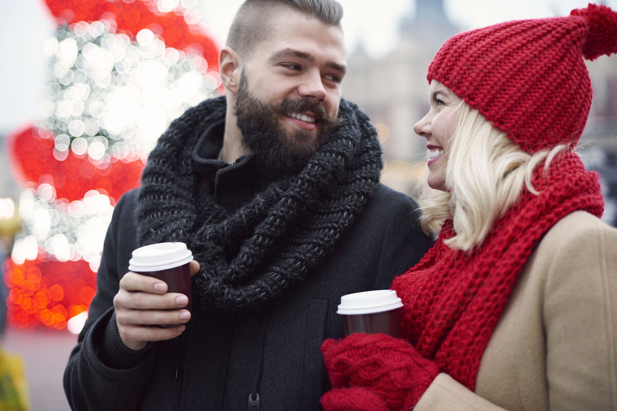 外套在寒冷的冬天喝咖啡围巾咖啡杯圣诞节