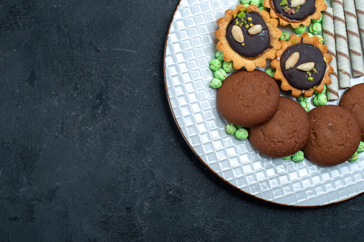 视图顶视图美味饼干与糖果的灰色背景饼干糖烤蛋糕派茶饼干蛋糕早餐饼干