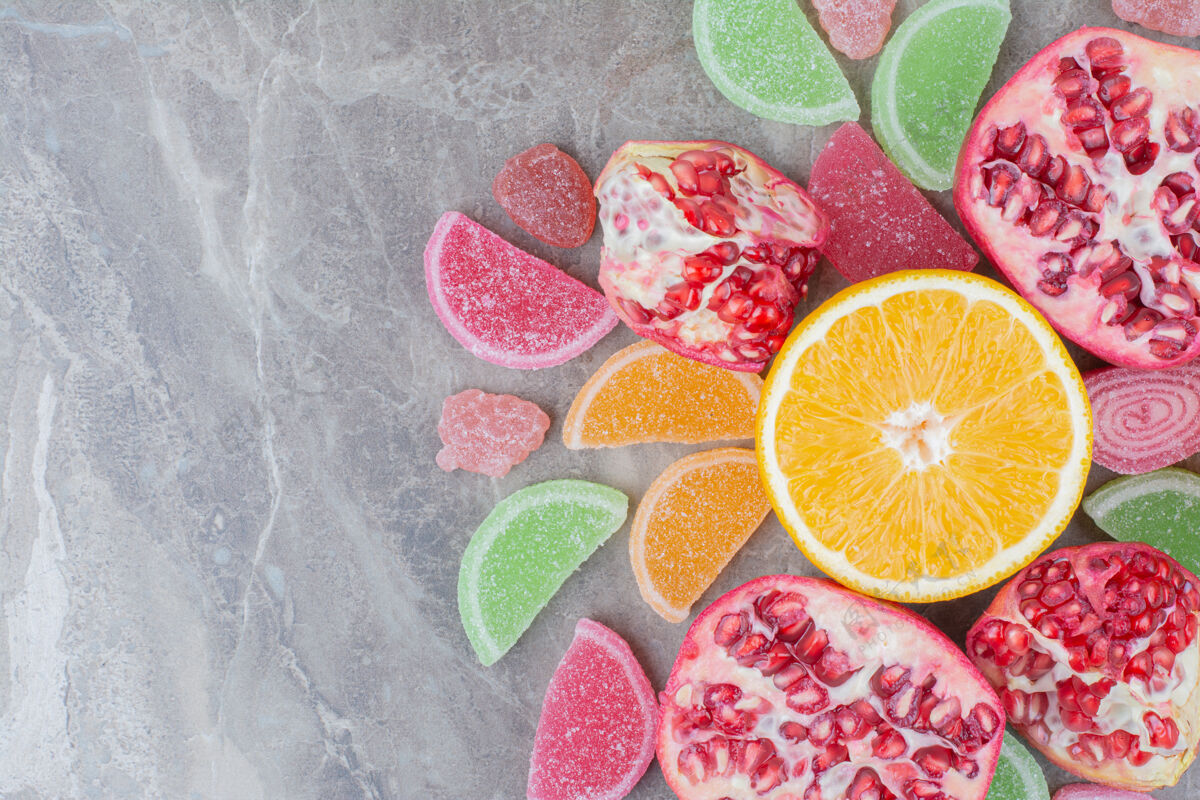 甜味成熟的水果和甜甜的果酱在大理石背景上糖果可口橙子