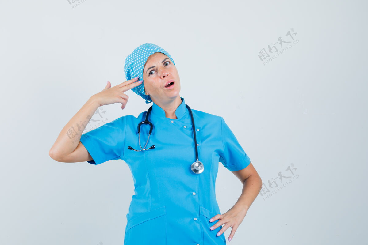 疾病女医生穿着蓝色制服模仿自杀姿势 看上去很自信正视图模仿肖像诊所