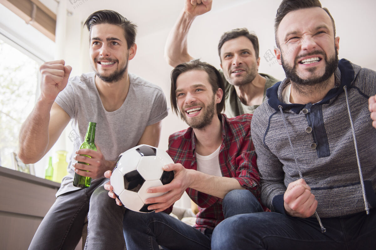 乐趣朋友们喝啤酒看足球赛支持房子友谊