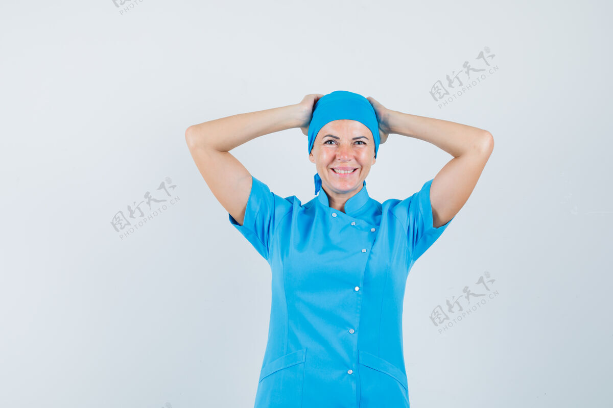 主任身穿蓝色制服的女医生手牵手在脑后 看上去很高兴正视图疾病女治疗