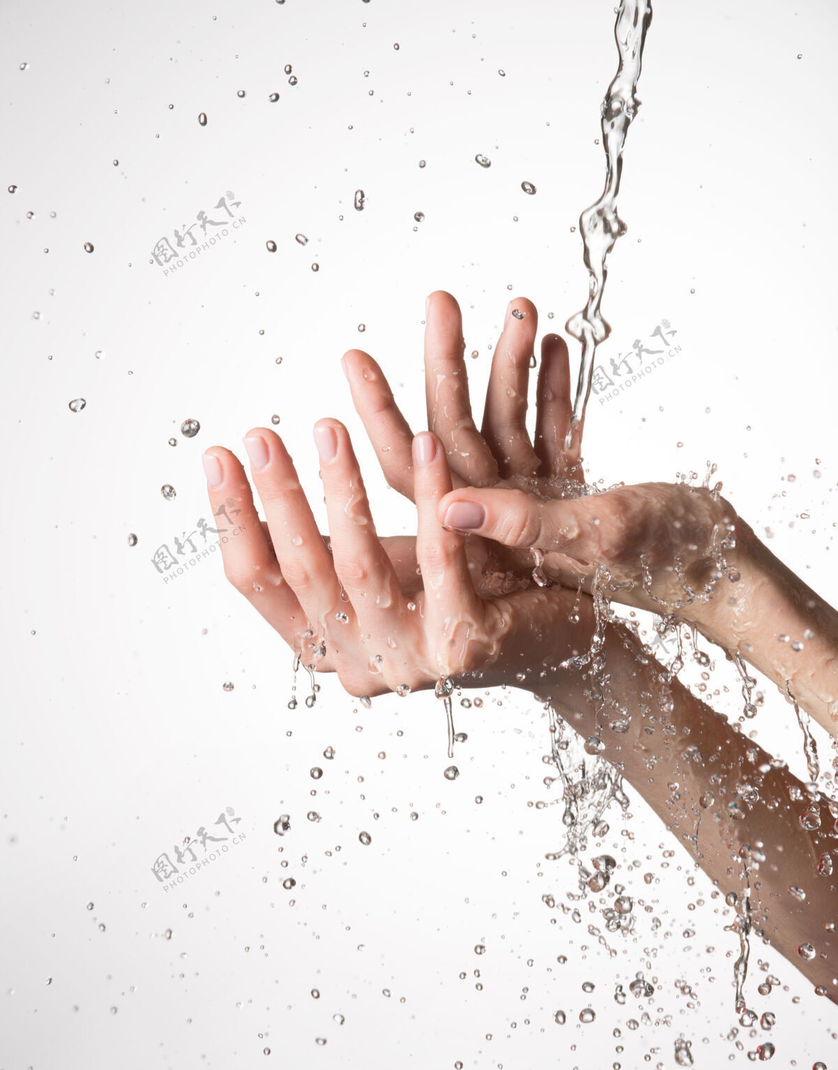 手在飞溅的水流下特写女性的手白色女性飞溅