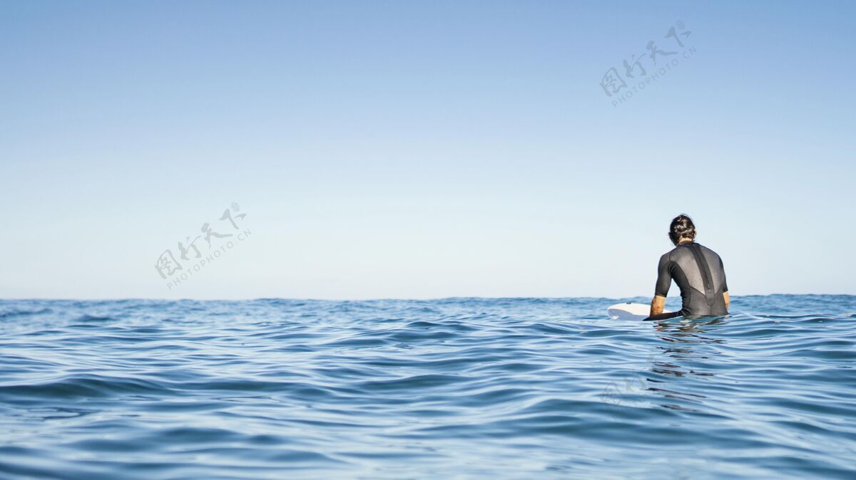 海滩坐在水上的人运动员运动冒险
