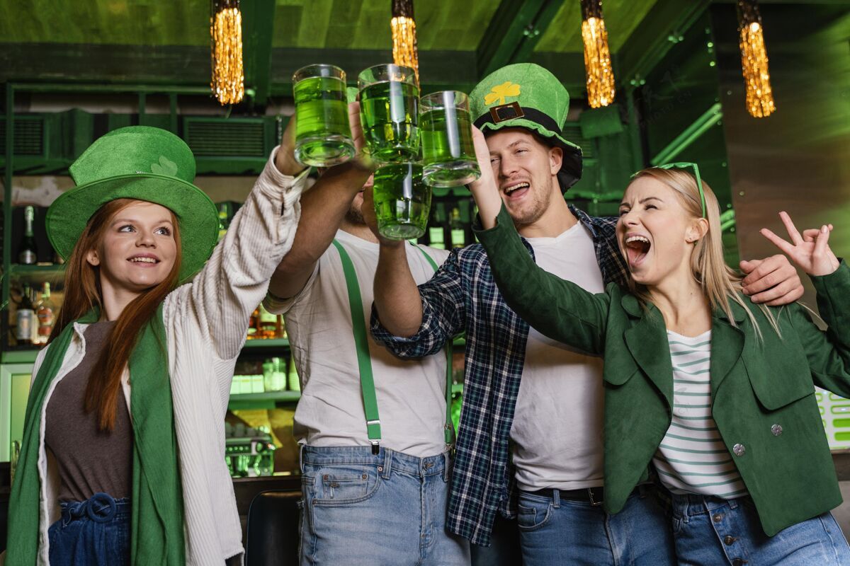 男士快乐的人们庆祝圣帕特里克节庆祝饮料绿色
