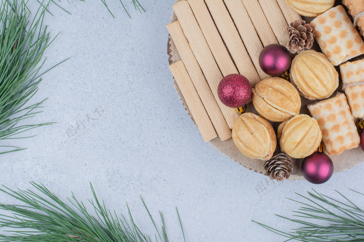 小吃各种饼干和圣诞装饰品在木板上饼干球饼干