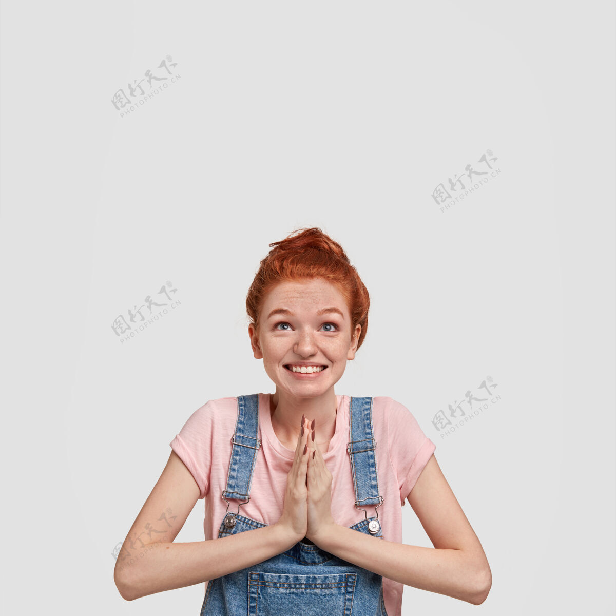 希望快乐的雀斑女性祈祷保持手掌压在一起吸引祈祷拍摄