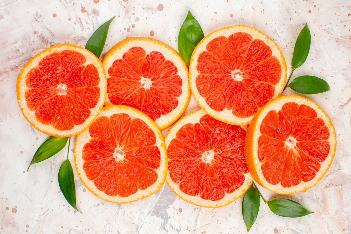 水果俯视图柚子片与叶片上裸体表面葡萄柚新鲜多汁