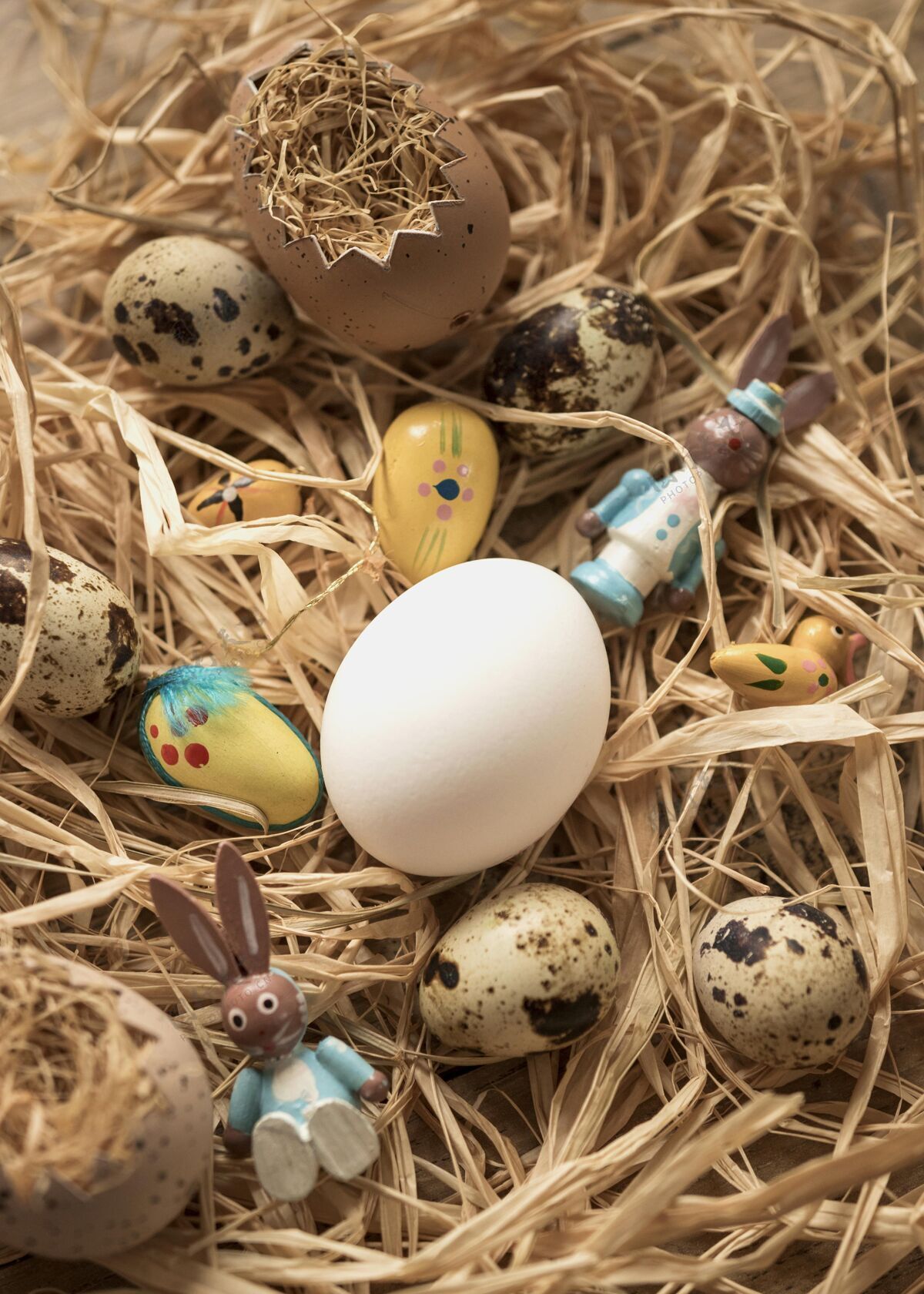基督教一堆干草上的复活节鹌鹑蛋装饰节日鸡肉