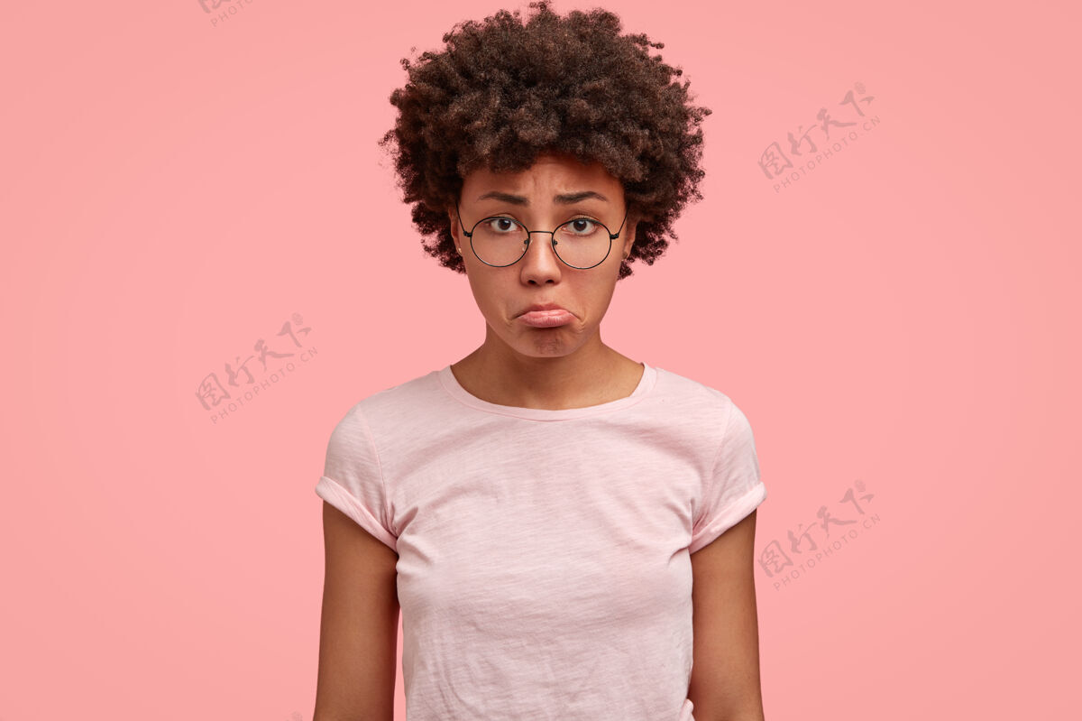 拍摄不高兴的照片伤心的年轻女子钱包下唇美式痛苦不开心