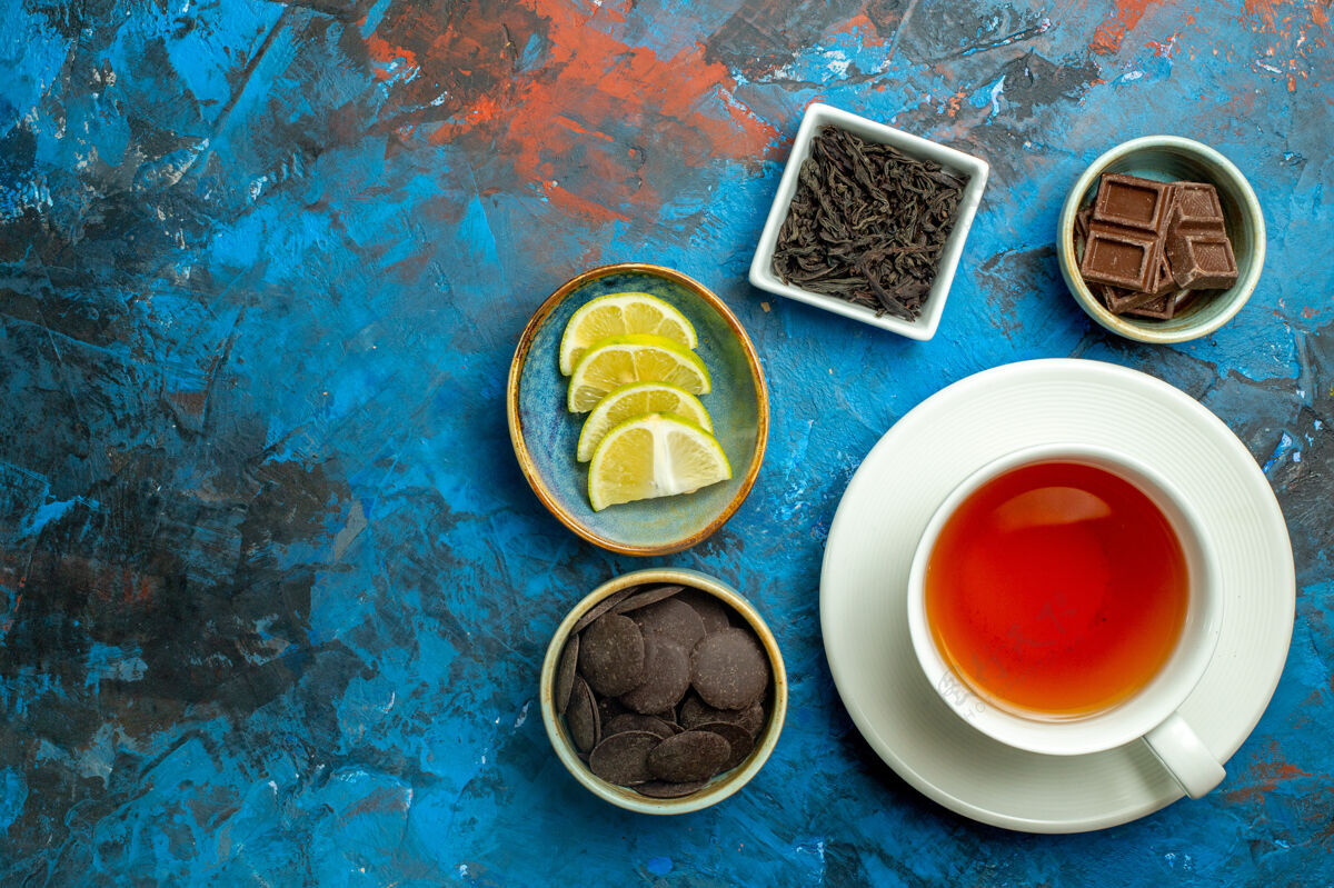 茶顶视图一杯茶在蓝红色的表面与复制空间茶碟顶部饮料