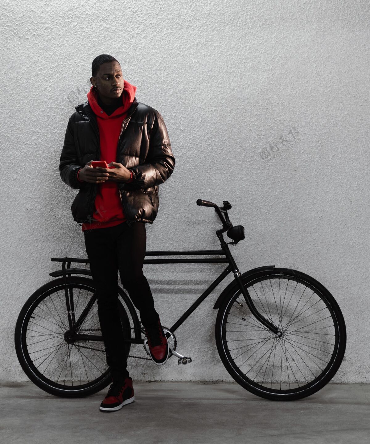 城市骑自行车的人花时间和他的自行车齿轮自行车自行车
