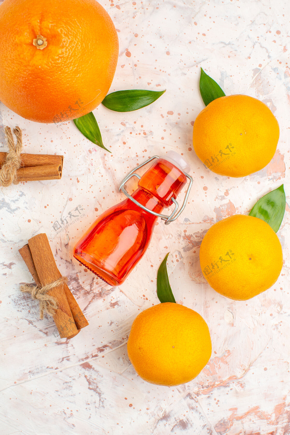 顶部顶视图新鲜的橘子肉桂棒橘子瓶在明亮的表面柑橘新鲜柑橘甜橙
