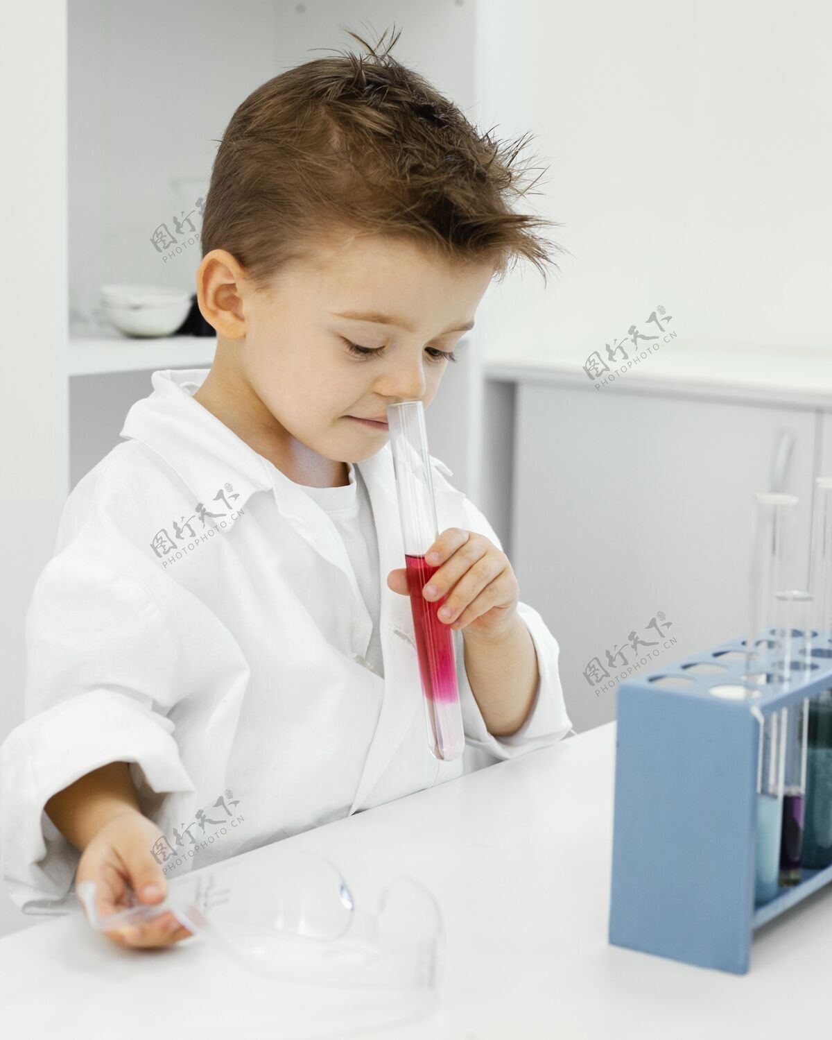 化学男孩科学家在实验室用试管做实验的侧视图实验室青年垂直