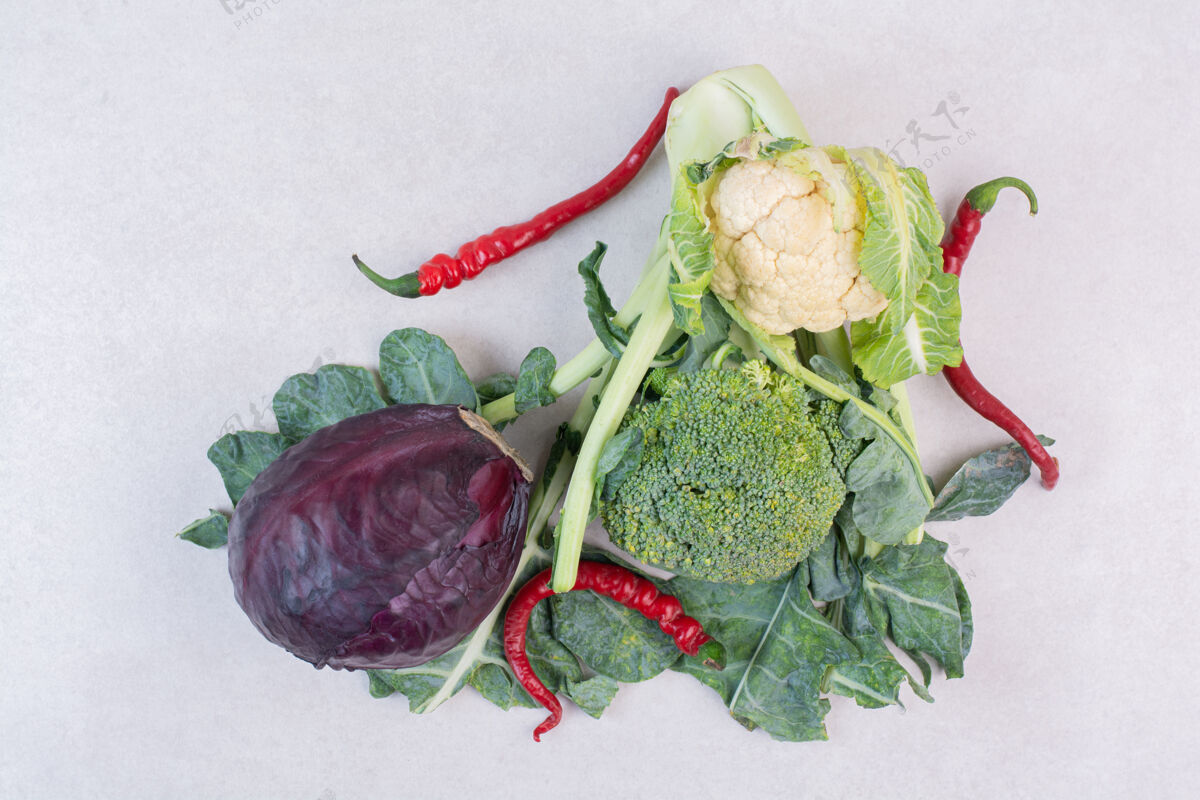 西兰花白色表面上的卷心菜 花椰菜和绿色蔬菜天然叶花椰菜