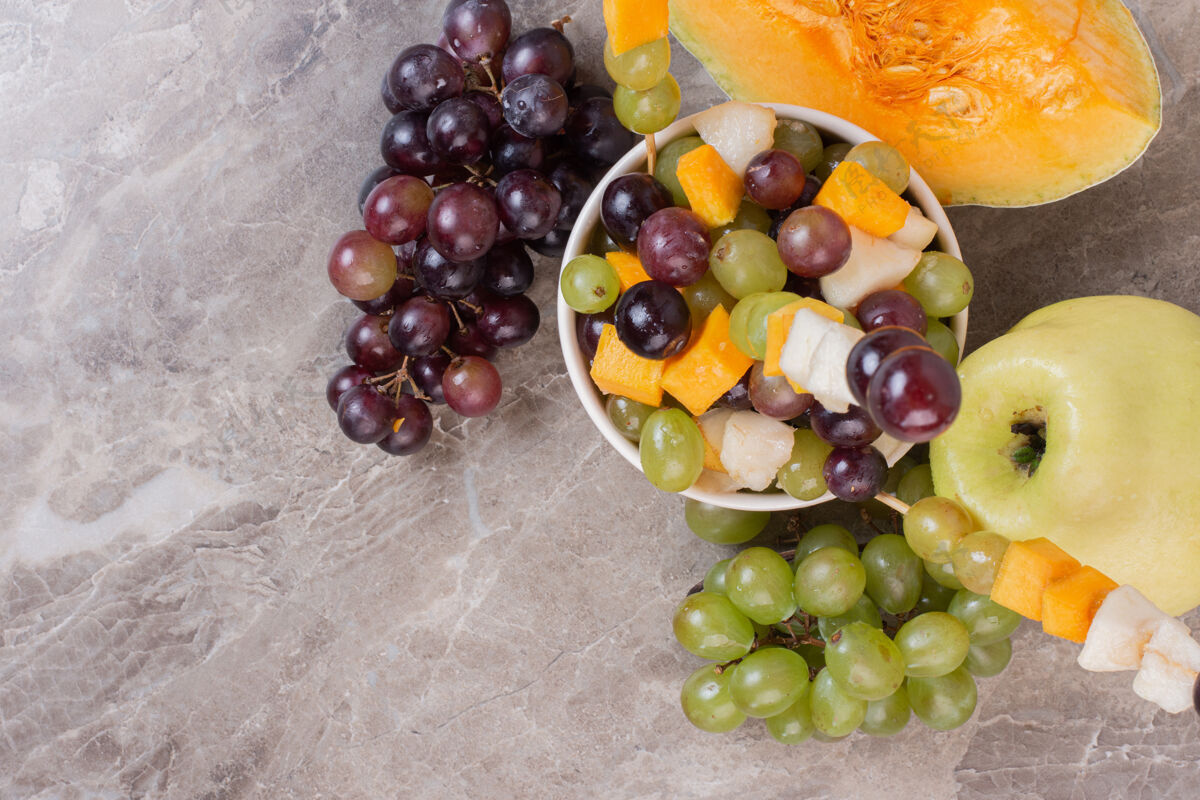 葡萄一盘白色的水果放在大理石表面盘子新鲜好吃