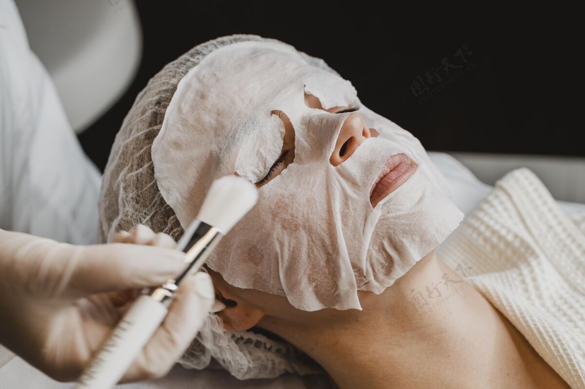 面部在健康中心接受皮肤面膜治疗的女人女人面部程序